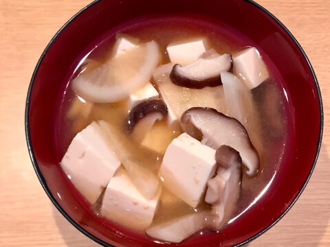 カブと椎茸と豆腐の味噌汁